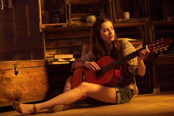 Frau im Boho-Stil spielt Gitarre — Stockfoto