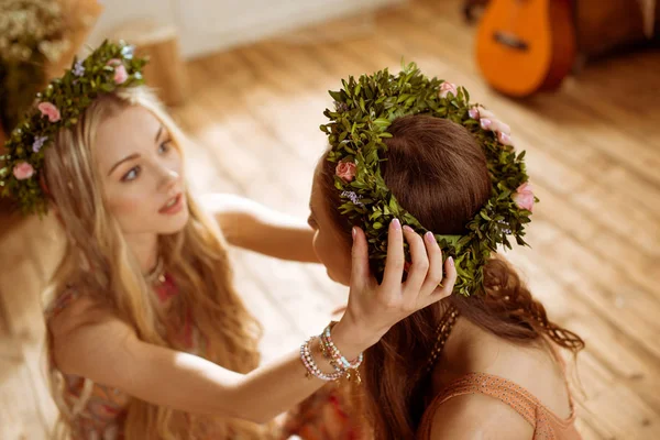 Mulheres em estilo boho e grinaldas — Fotografia de Stock