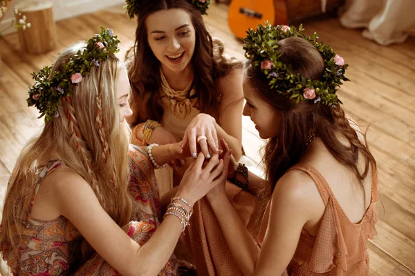 Femmes bohèmes en couronnes florales — Photo de stock