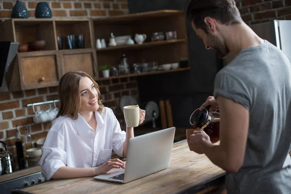 Paar benutzt Laptop — Stockfoto