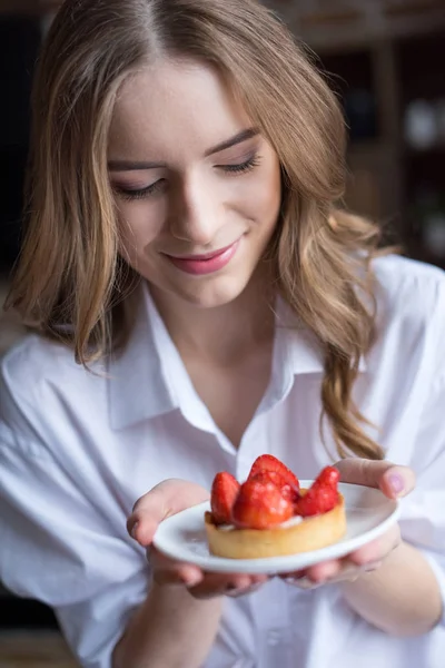 Femme avec gâteau aux fraises — Photo de stock
