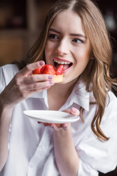 Mulher com bolo de morango — Fotografia de Stock