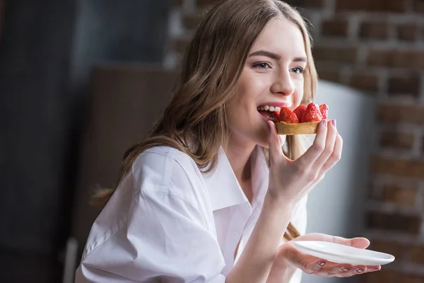 Frau mit Erdbeerkuchen — Stockfoto