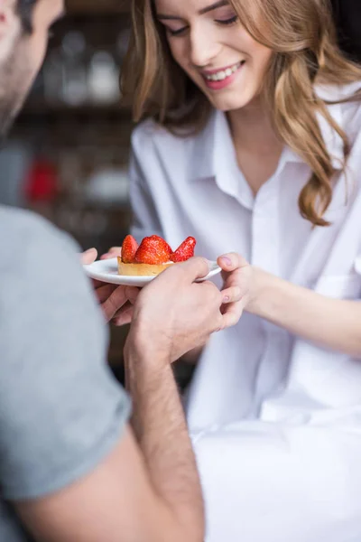 Pareja con pastel de fresa - foto de stock