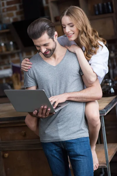 Pareja usando portátil - foto de stock