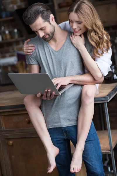 Couple utilisant un ordinateur portable — Photo de stock