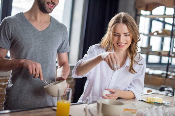 Pareja cocinando juntos - foto de stock