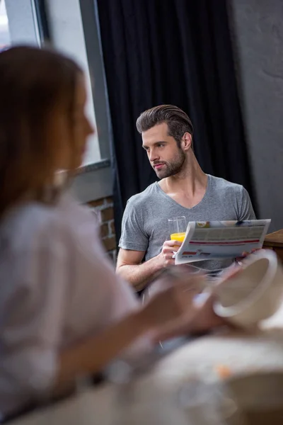 Homme lisant le journal — Photo de stock