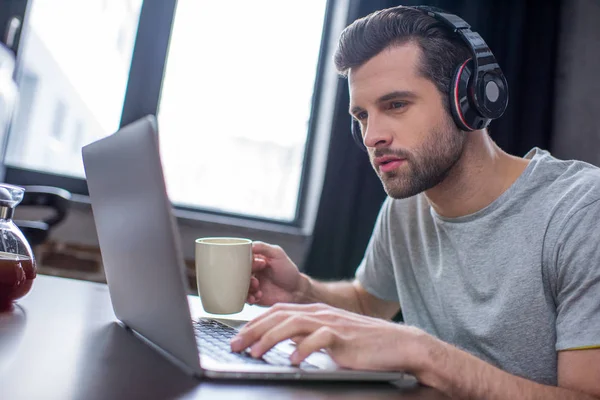 Hombre usando ordenador portátil — Stock Photo