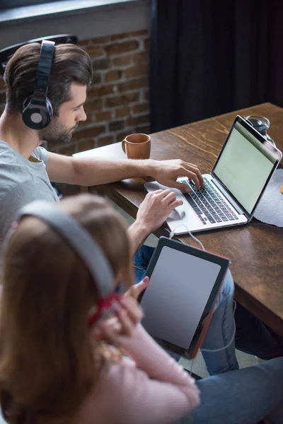 Couple using devices — Stock Photo