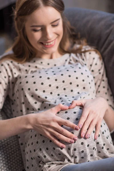 Giovane donna incinta — Foto stock