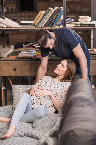 Hombre y mujer embarazada - foto de stock