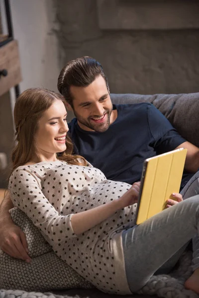 Casal jovem usando tablet digital — Fotografia de Stock