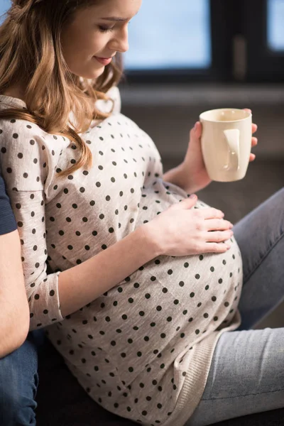 Giovane donna incinta — Foto stock