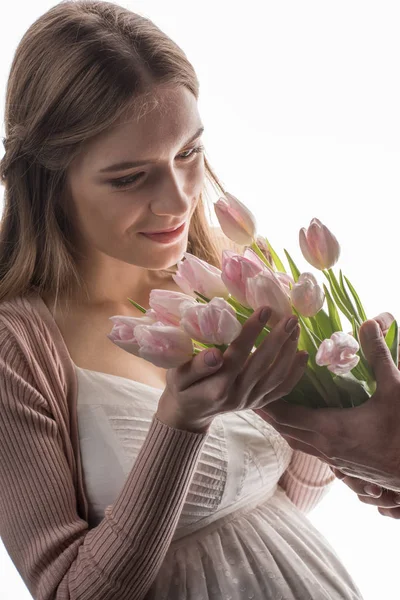 Junge Frau mit Blumen — Stockfoto