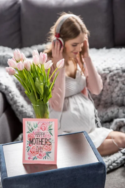 Mothers Day greeting card and flowers — Stock Photo
