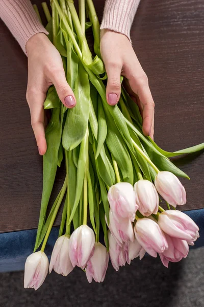 Woman with fresh flowers — Stock Photo