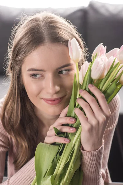 Woman with fresh flowers — Stock Photo