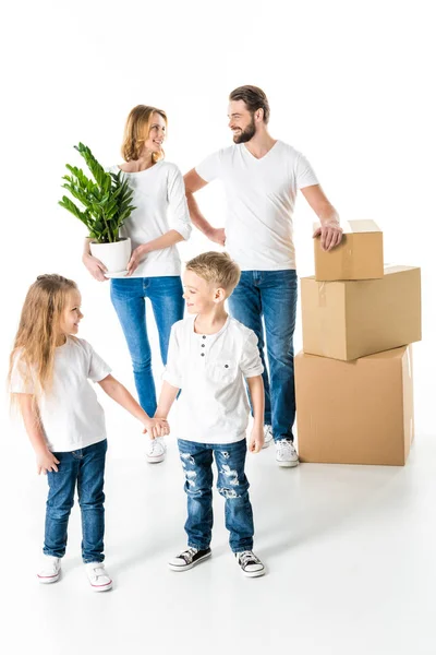 Familia mudándose a casa nueva - foto de stock