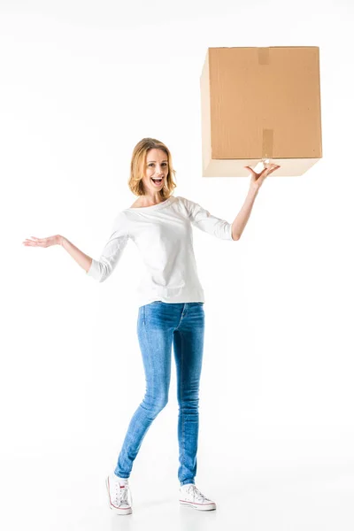 Mujer joven con caja - foto de stock