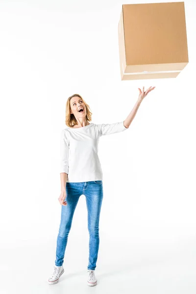 Jovem mulher com caixa — Fotografia de Stock