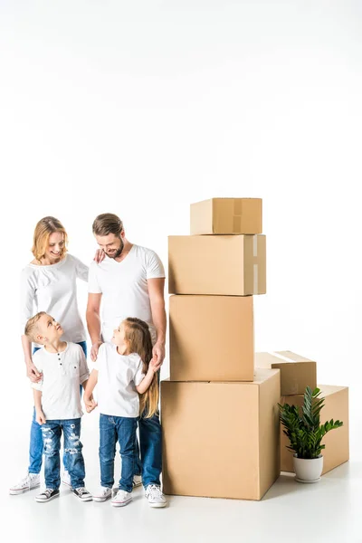 Familie zieht in neues Haus — Stockfoto