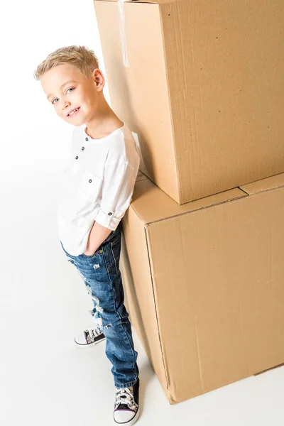 Niño con cajas de cartón - foto de stock