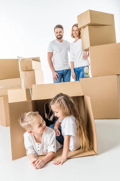 Enfants dans une boîte en carton — Photo de stock