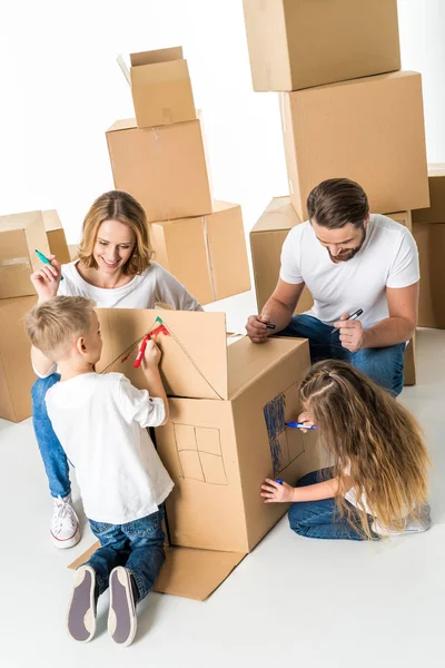 Família desenho em caixa de papelão — Fotografia de Stock