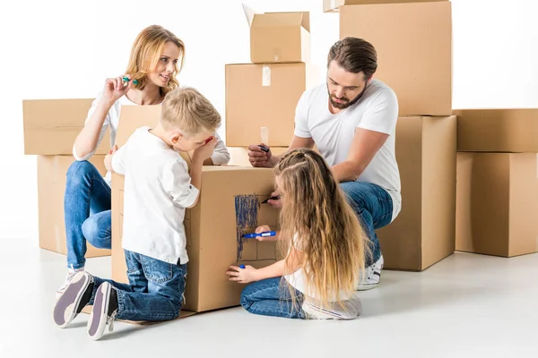 Família desenho em caixa de papelão — Fotografia de Stock