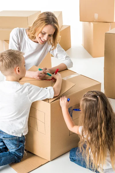 Família desenho em caixa de papelão — Fotografia de Stock