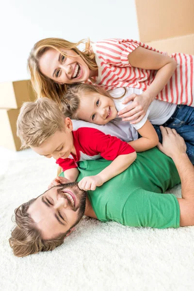 Familia divirtiéndose — Stock Photo