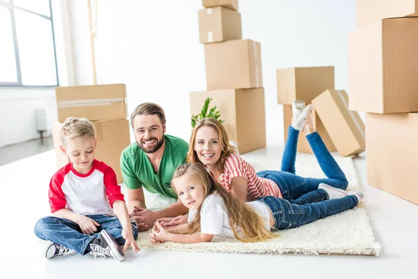 Familia feliz relajante - foto de stock