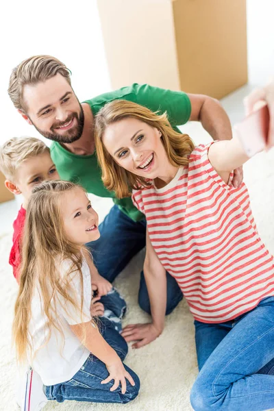 Familia haciendo selfie - foto de stock