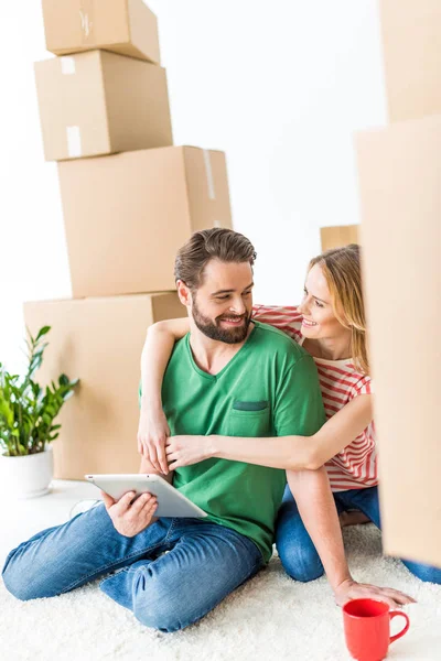 Couple utilisant une tablette numérique — Photo de stock