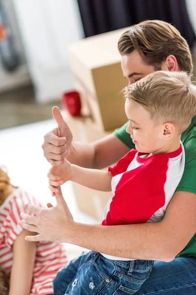 Pai e filho se divertindo — Fotografia de Stock