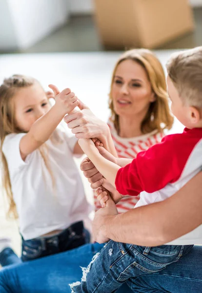 Frau und Kinder haben Spaß — Stockfoto