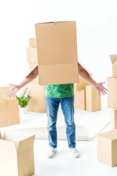 Hombre con caja de cartón - foto de stock