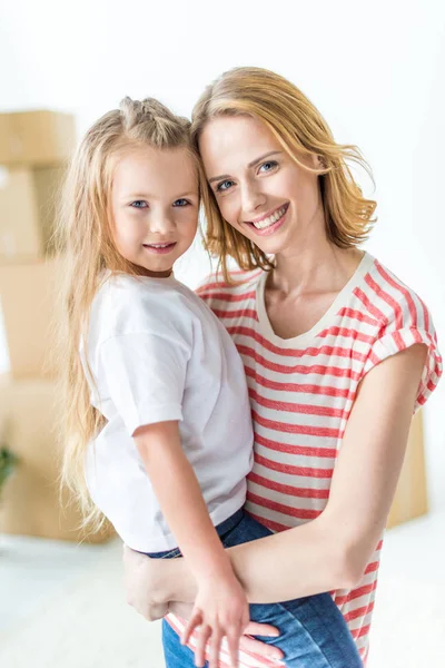 Jeune femme et enfant fille — Stock Photo