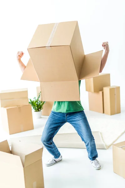 Человек с картонной коробкой — стоковое фото