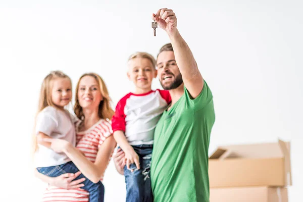 Familie zieht in neues Haus — Stockfoto