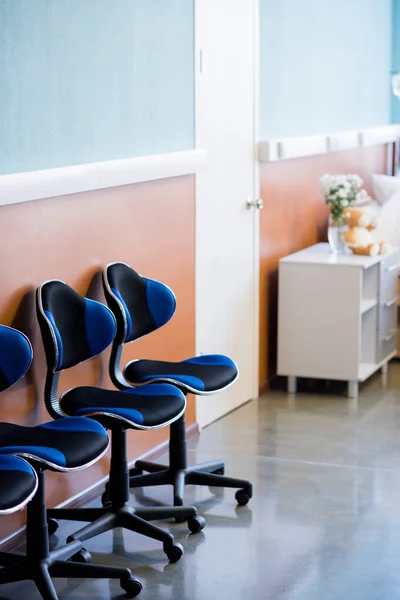 Rangée de chaises à l'hôpital — Photo de stock