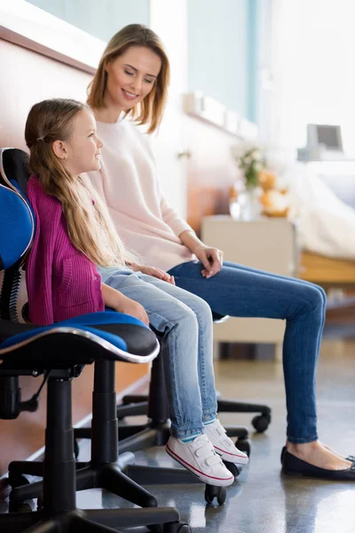 Madre e hija en el hospital - foto de stock