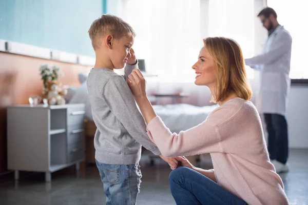 Mother and son visiting doctor — Stock Photo
