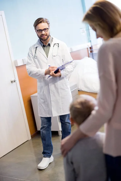 Mother and son visiting doctor — Stock Photo