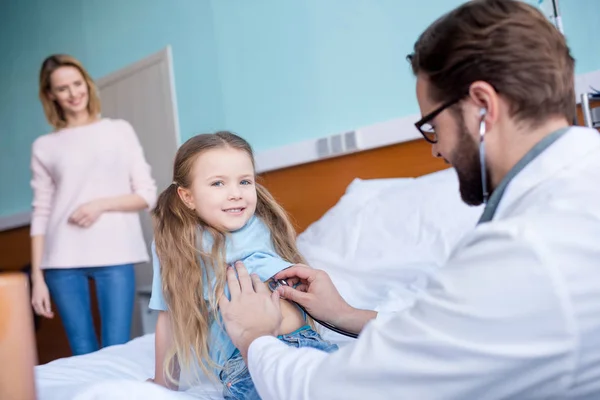 Mãe e filha visitando médico — Fotografia de Stock