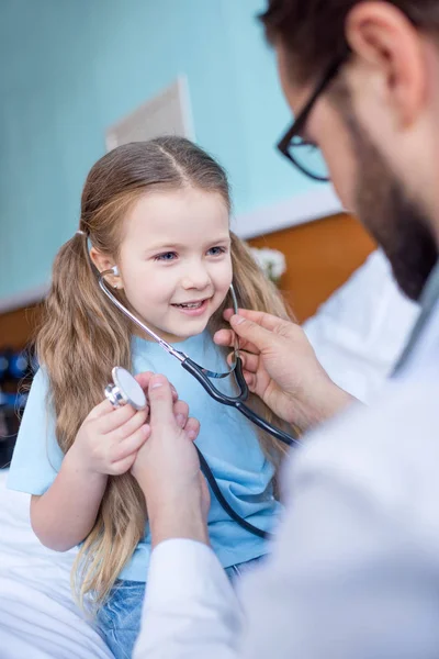 Medico e piccolo paziente — Foto stock