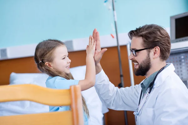 Medico e piccolo paziente — Foto stock