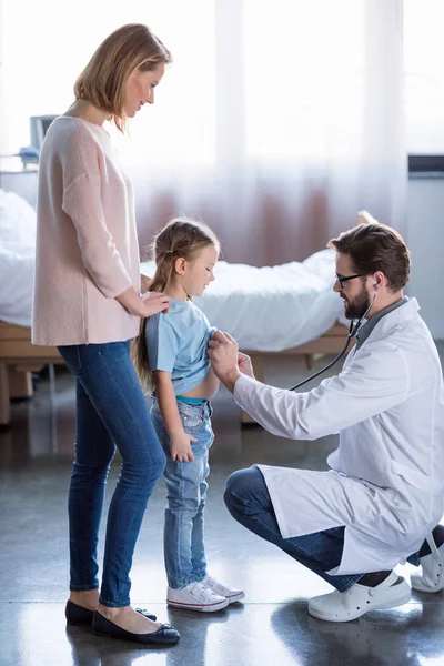Mother and daughter visiting doctor — Stock Photo