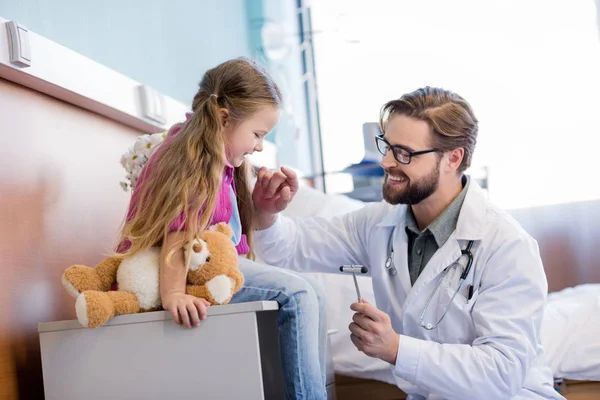 Medico e piccolo paziente — Foto stock